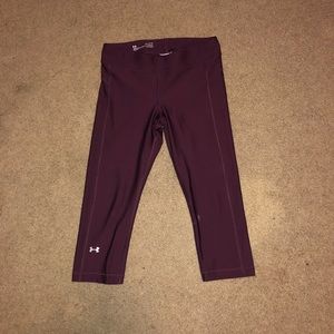 MAROON UNDER ARMOUR CROPPED LEGGINGS